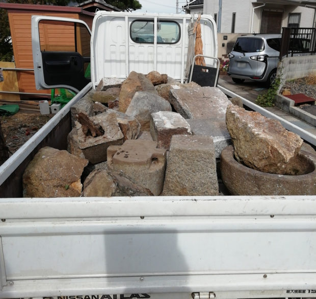 【大津市膳所】木材や庭石の回収！大きく重量のある石もあっという間に運び出し、スピーディーな対応にご満足いただけました。