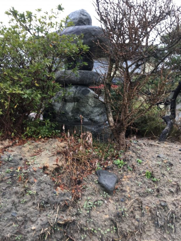 【胎内市西本町】大きな庭石、灯篭の撤去☆ずっと悩んでいた大きな庭石がなくなり、お客様にご満足いただけたようです！