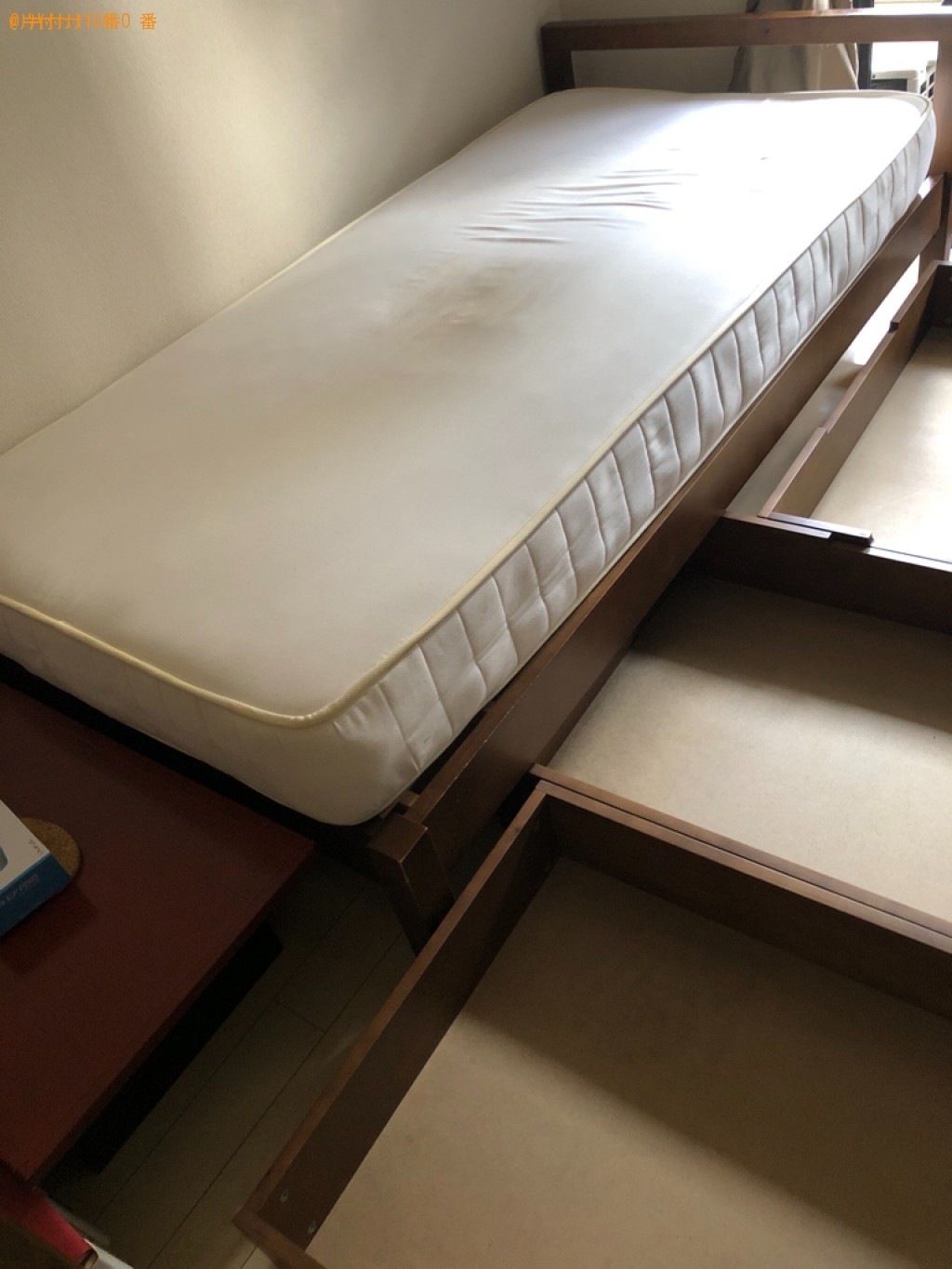 シングルベッド(マットレス付)、ベッドに付属する棚