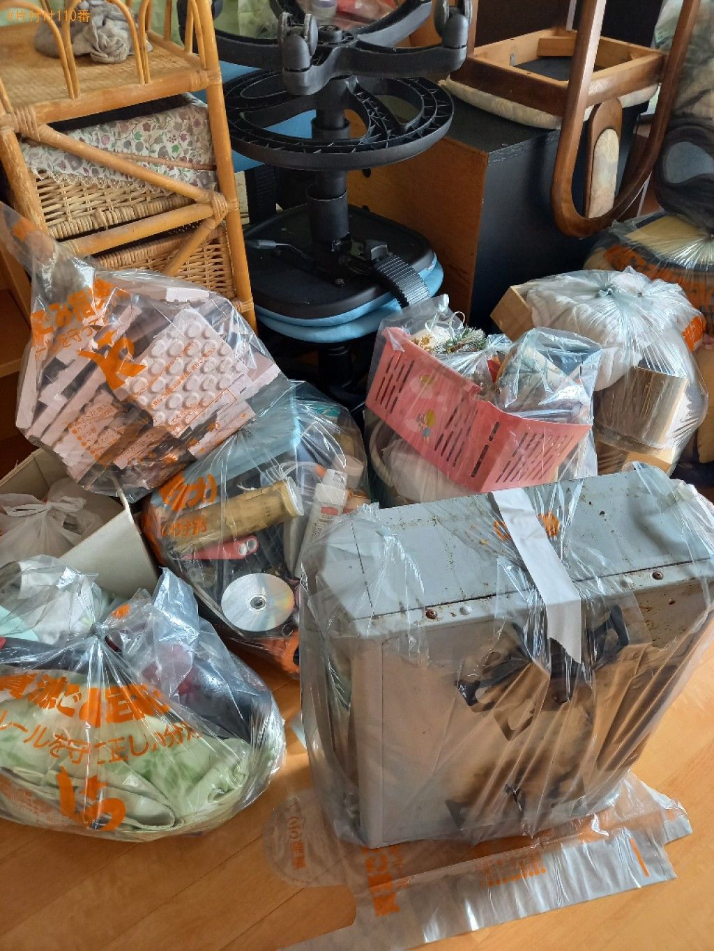 【香南市野市町】椅子、カラーボックス、ラック、かご、布類等の回収