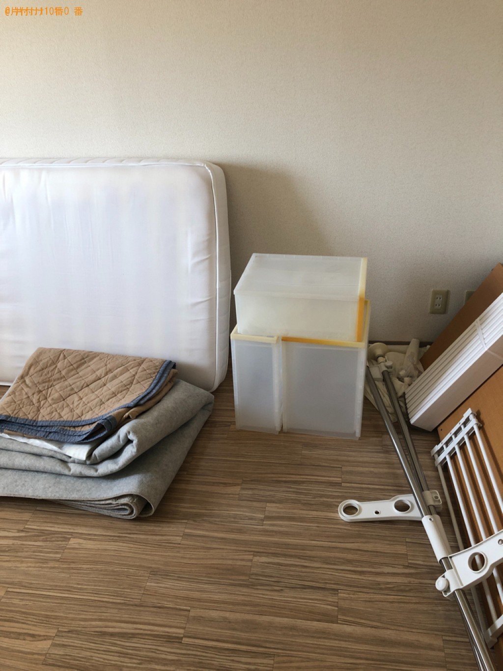 洗濯機、シングルベッドマットレス×2、布団・毛布(1枚あたり)×2、木材など