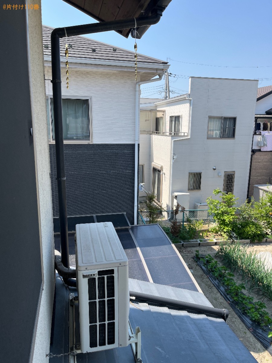【大津市】コウモリ防止に設置した網が外れかけているので修繕する