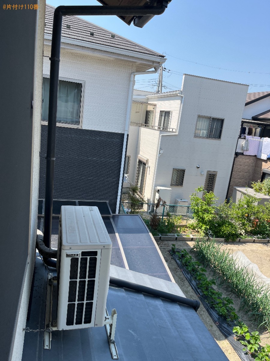 【大津市】コウモリ防止に設置した網が外れかけているので修繕する