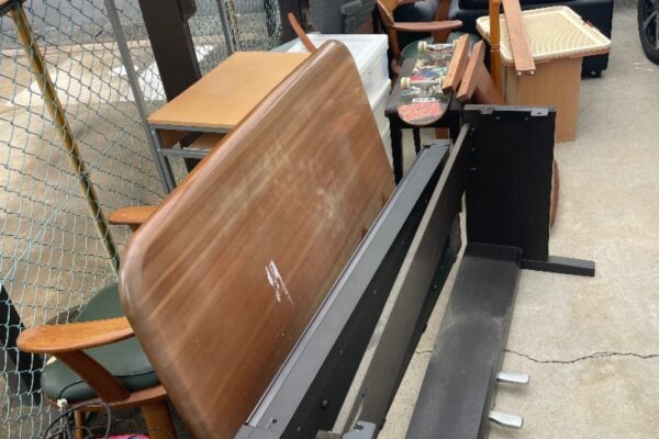 【菊川市】ピアノ、テーブル、椅子、PCデスク、プリンター等の回収