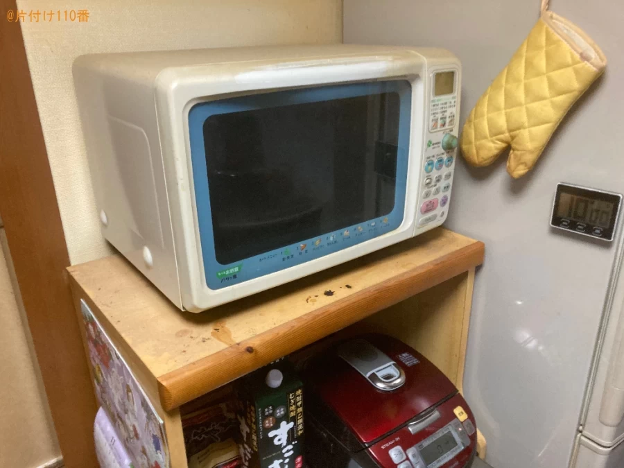 【茨木市】冷蔵庫の後ろに落ちてしまった電子レンジのコードを取る