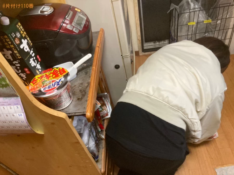 【茨木市】冷蔵庫の後ろに落ちてしまった電子レンジのコードを取る