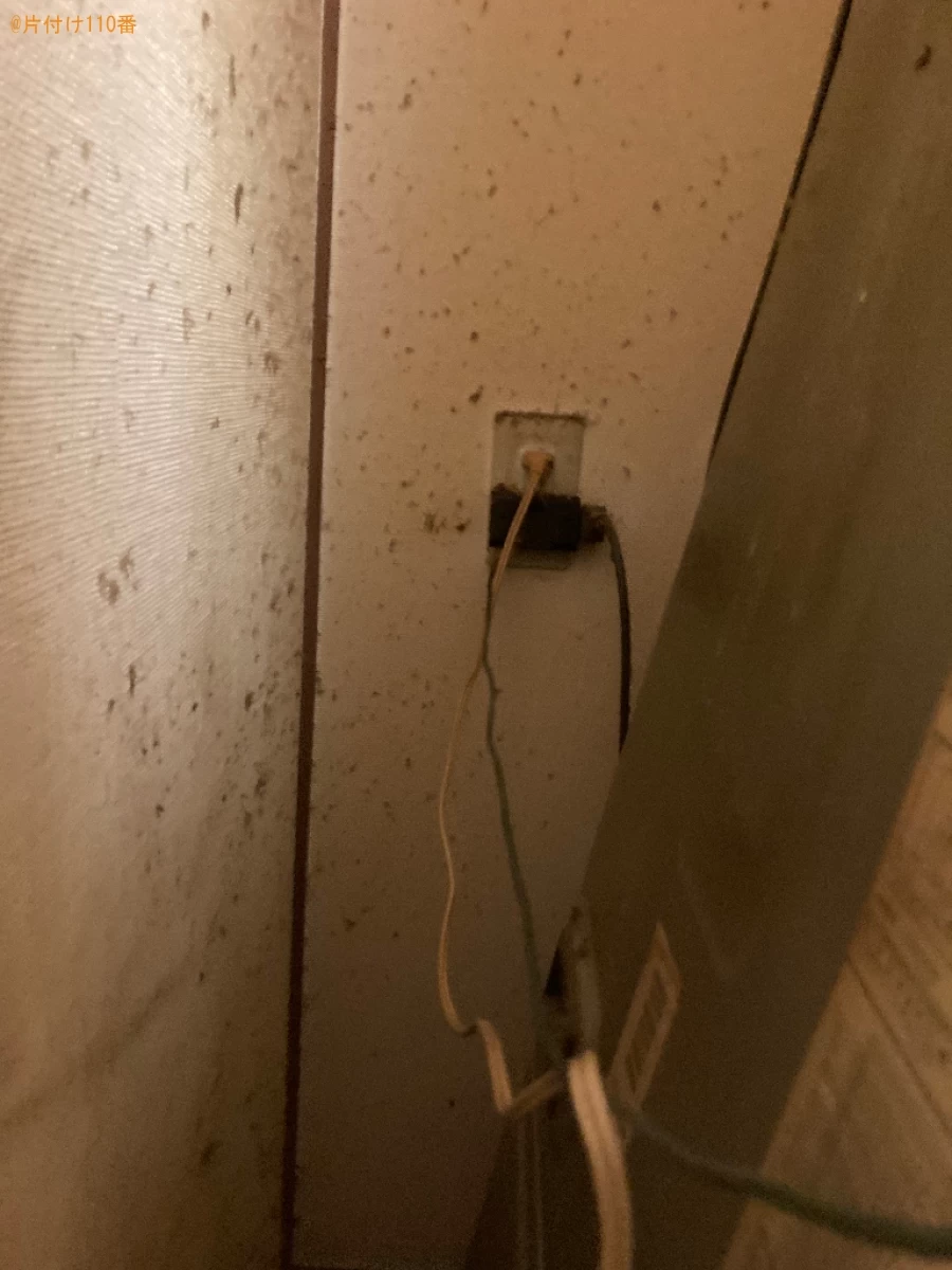 【茨木市】冷蔵庫の後ろに落ちてしまった電子レンジのコードを取る
