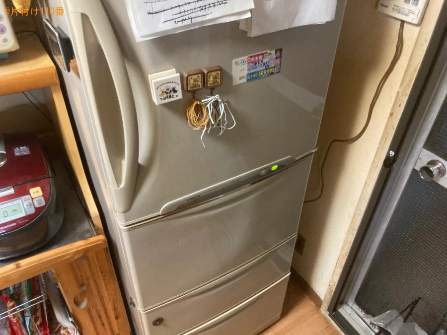 【茨木市】冷蔵庫の後ろに落ちてしまった電子レンジのコードを取る