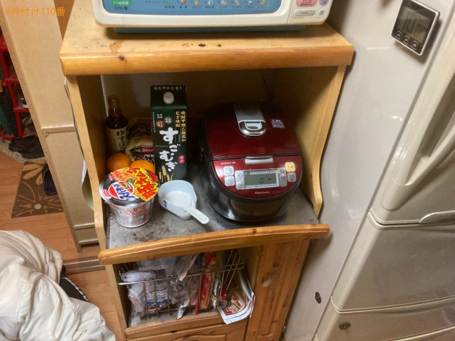 【茨木市】冷蔵庫の後ろに落ちてしまった電子レンジのコードを取る