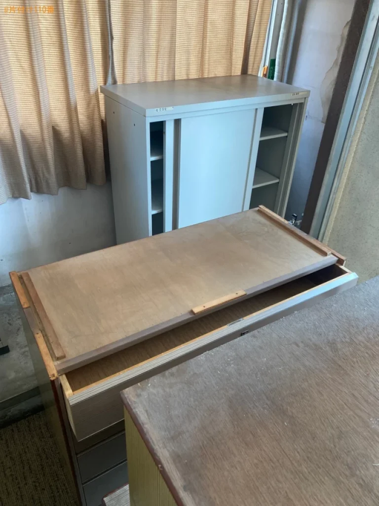 【所沢市御幸町】業務用ロッカー、業務用机、タンス、金庫等の回収