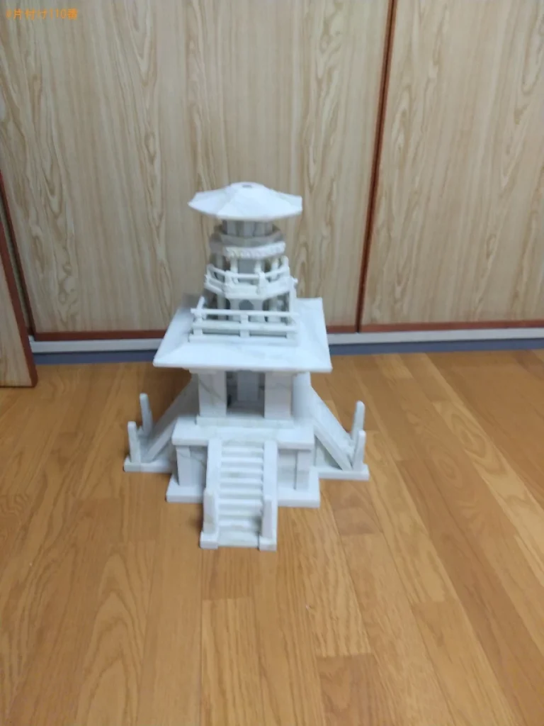 【福山市西町】大理石でできた塔を毛布にくるんで袋に入れる作業