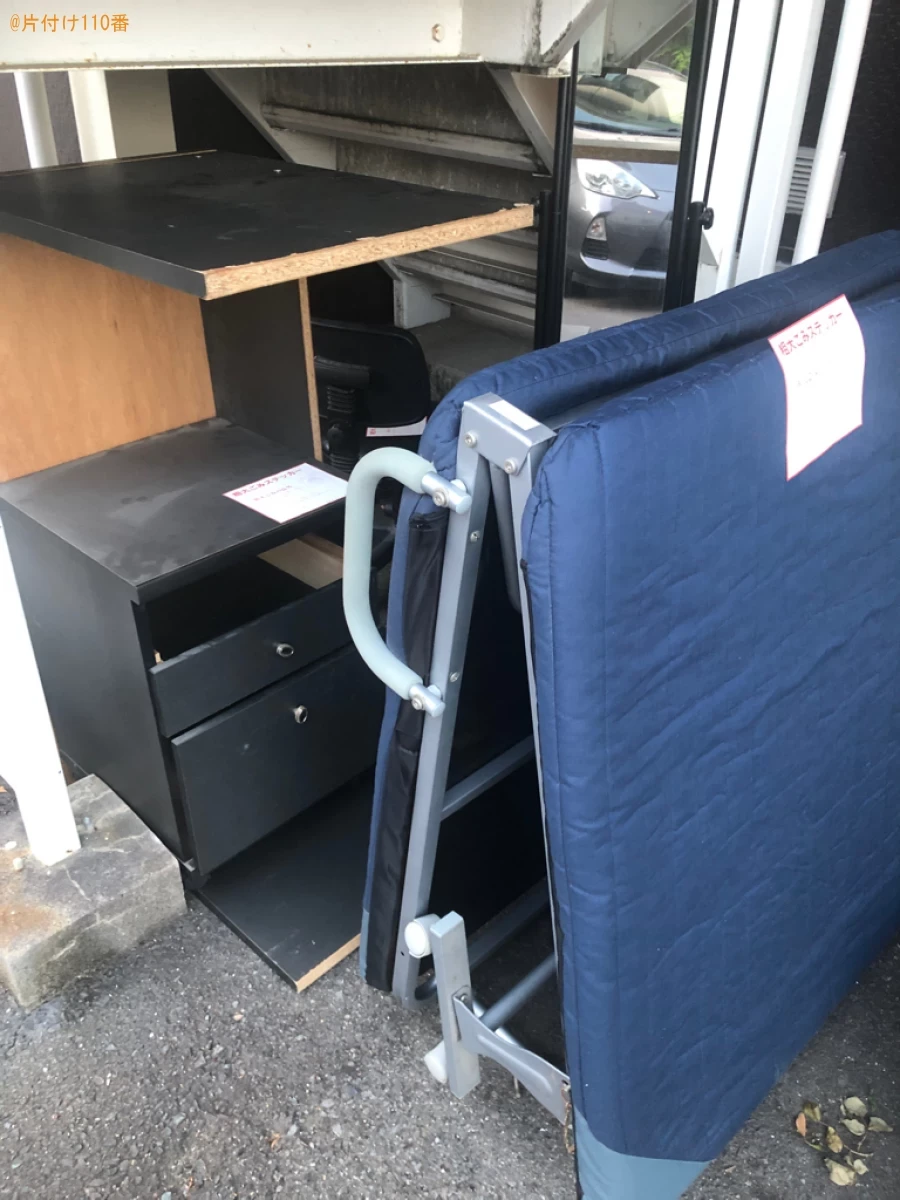【佐賀市】折り畳みベットと学習机を二階から一階の下ろす作業ご依頼