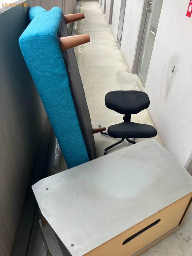 【鳥取市】PCデスク、椅子、テレビ台、二人掛けソファー等の回収