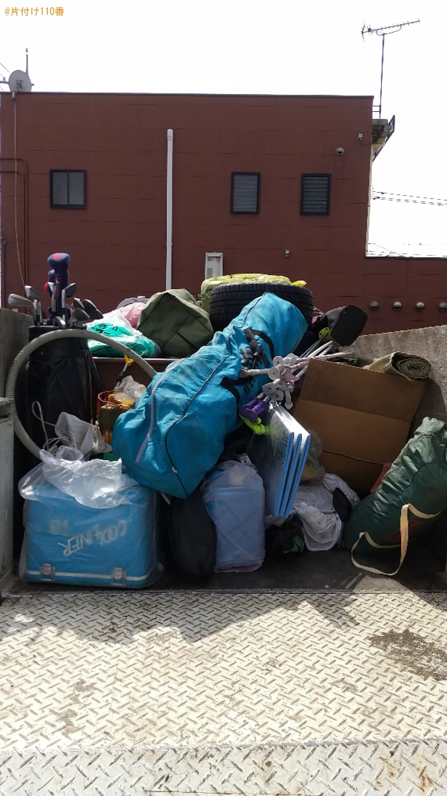 【福山市】マッサージチェア、ソファーベッド、タイヤ、机等の回収