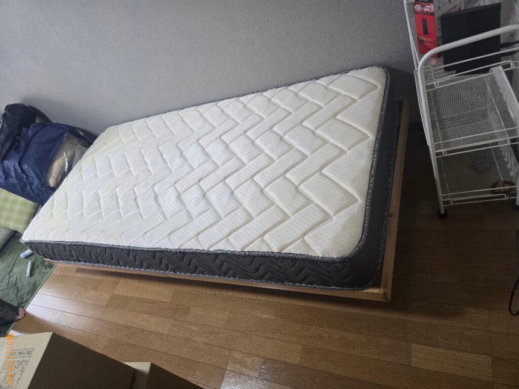 【飯塚市】マットレス付きシングルベッド、食器棚の回収・処分ご依頼