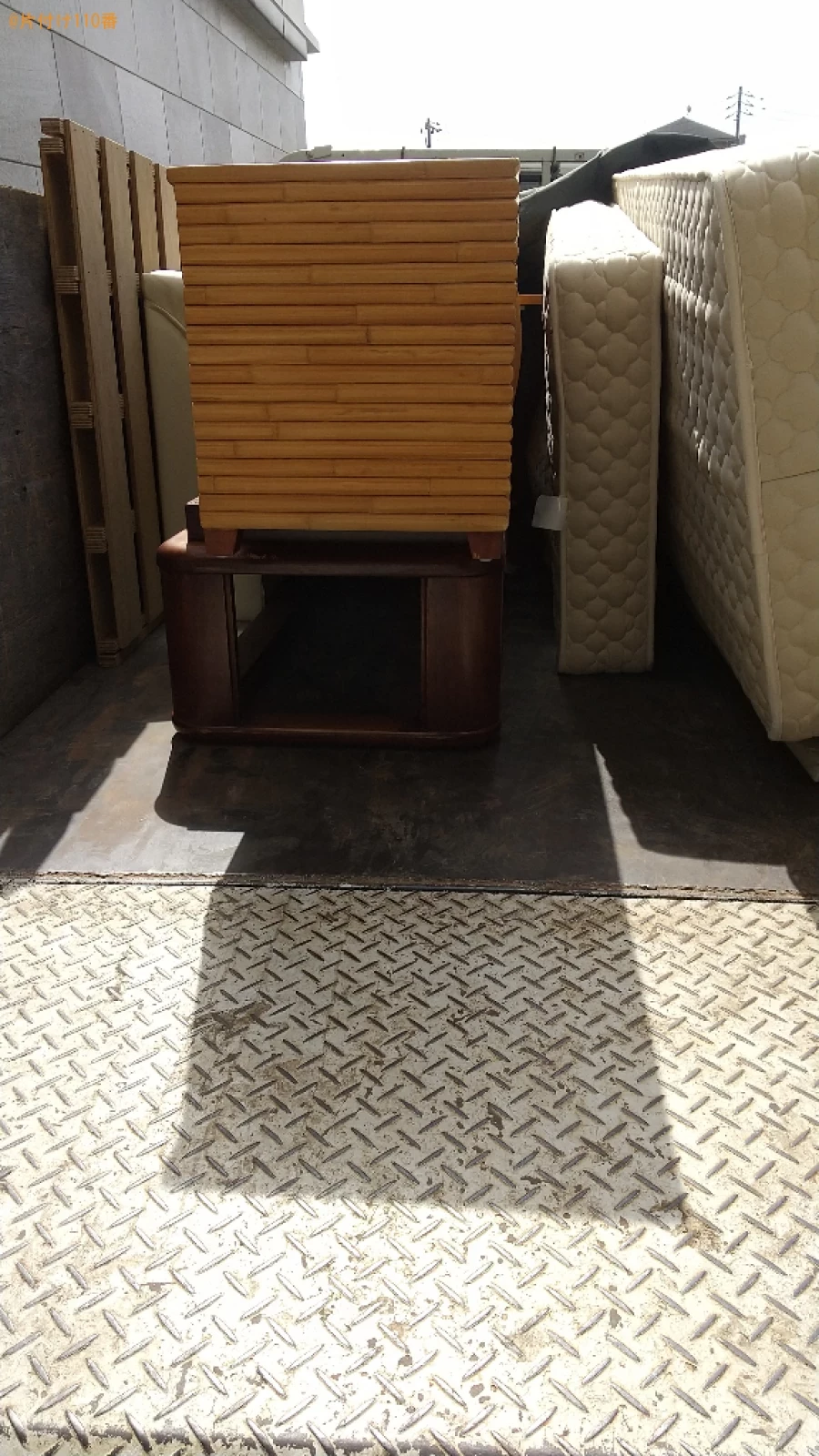 【福山市南蔵王町】ガラステーブル、クイーンベッド、学習机等の回収