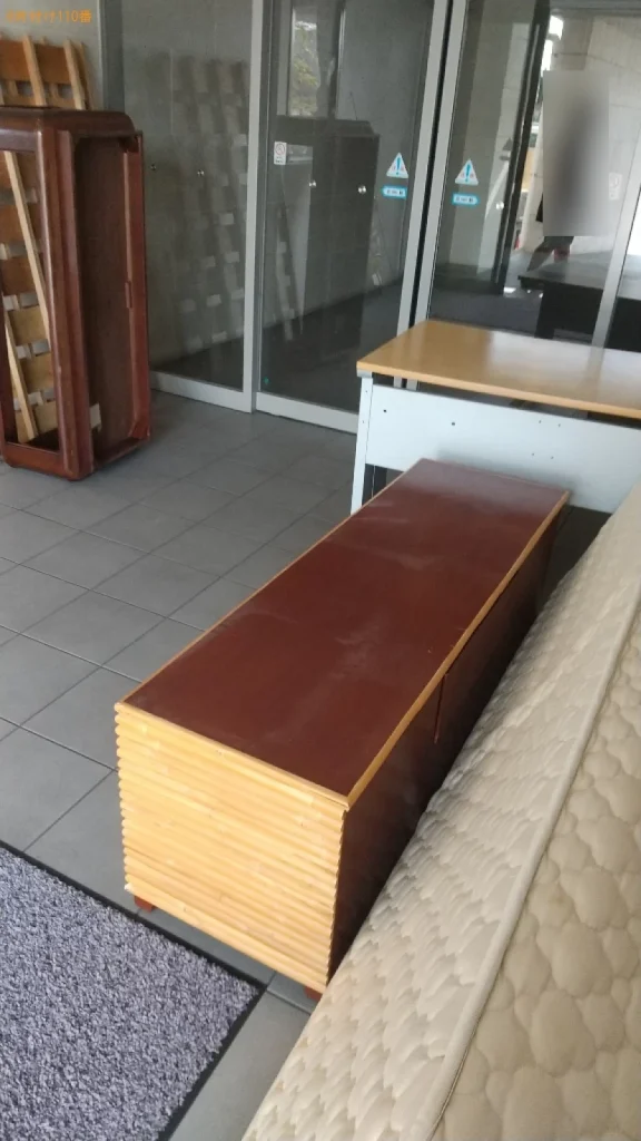 【福山市南蔵王町】ガラステーブル、クイーンベッド、学習机等の回収