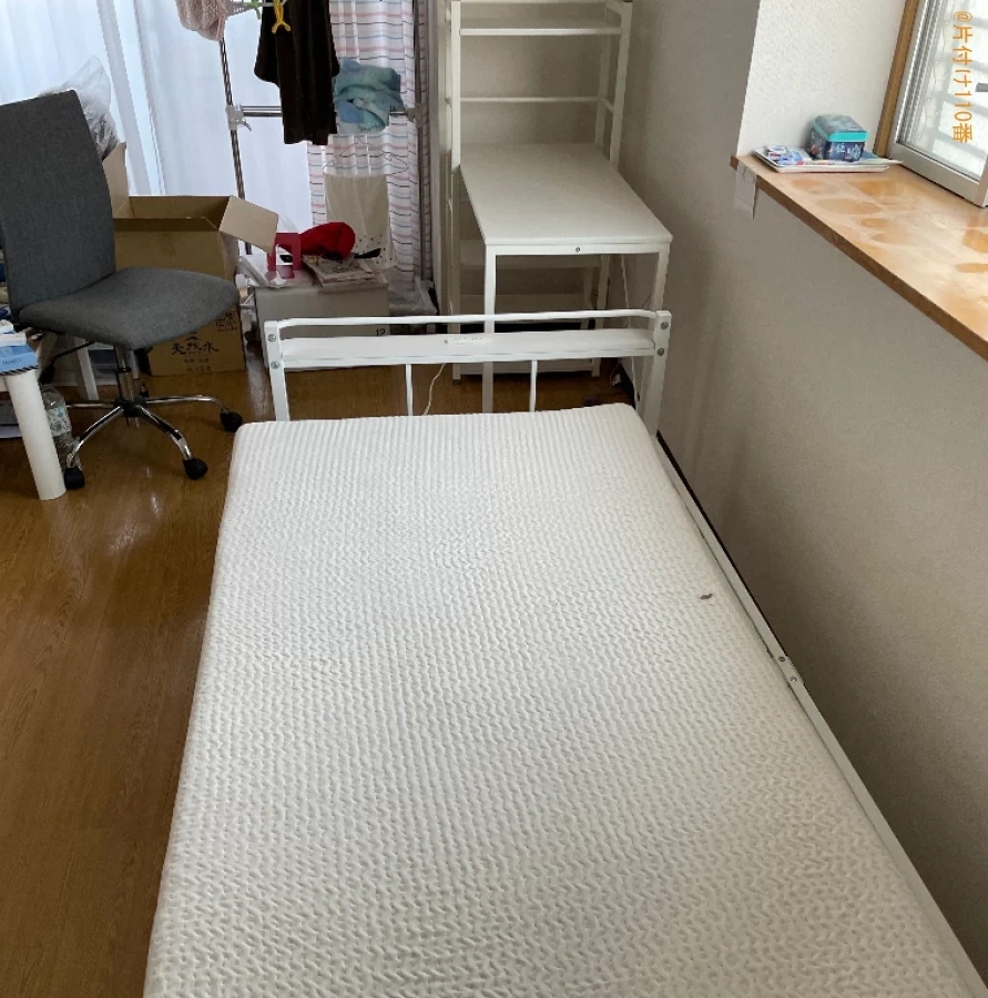 【草津市】マットレス付きシングルベッド、椅子、学習机等の回収