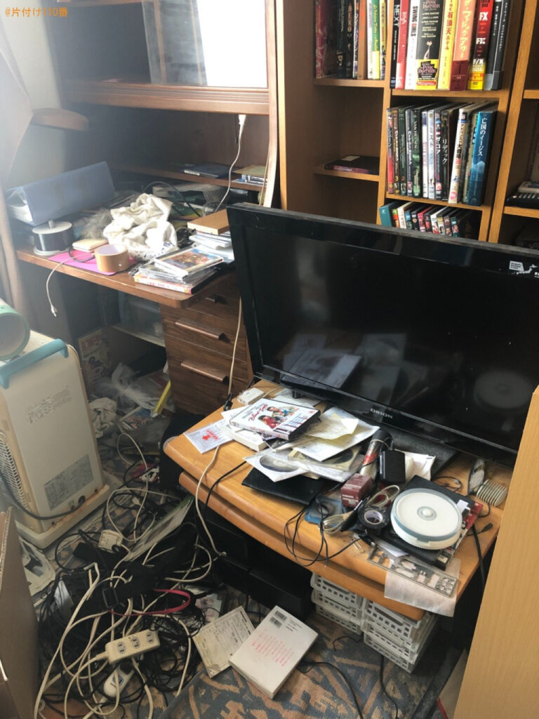 【佐賀市東与賀町】学習机、本棚、PCデスク、テレビ、本等の回収