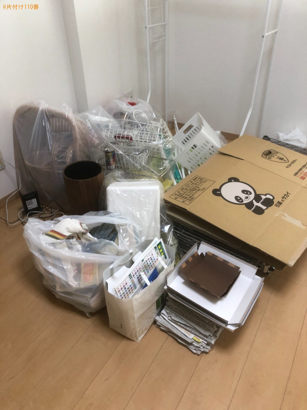 【松山市辻町】三人掛けソファー、PCデスク、食器棚、かご等の回収